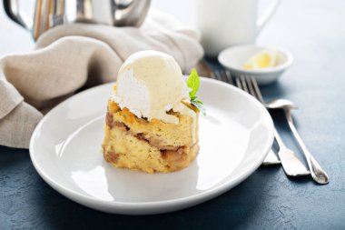 Apple ekmek pudding vanilyalı dondurma ile