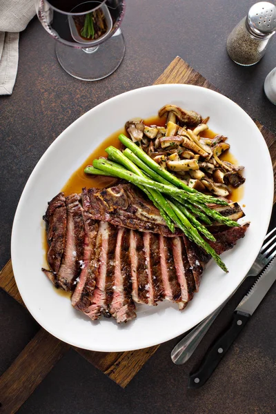 Steak de boeuf aux asperges et champignons — Photo