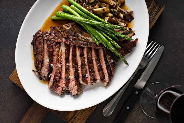 Steak de boeuf aux asperges et champignons — Photo