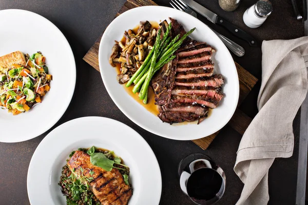 Vue aérienne d'une table à manger avec steak et saumon — Photo