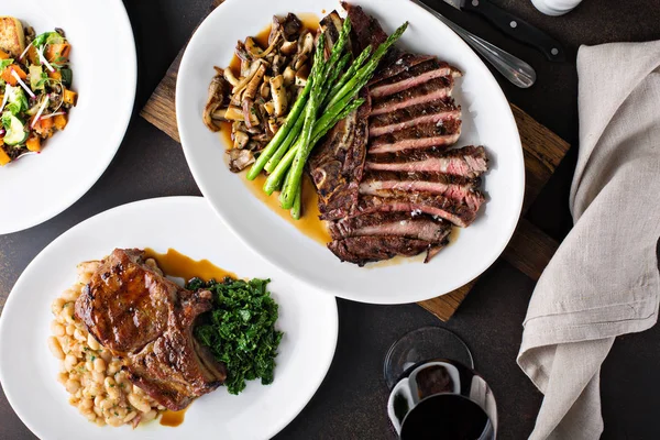 Vue aérienne d'une table à manger avec steak et porc grillé — Photo