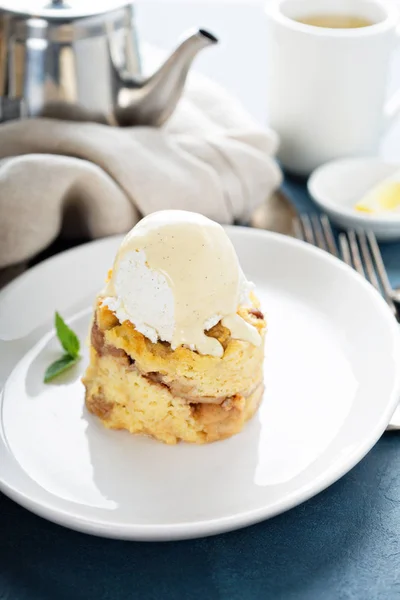 Budino di pane di mele con gelato alla vaniglia — Foto Stock