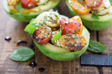 Pesto caprese salatası ile doldurulmuş avokado