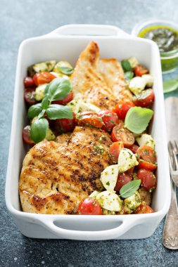 Caprese ile ızgara tavuk