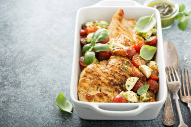 Caprese ile ızgara tavuk