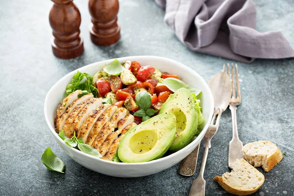 Tazón de almuerzo Caprese con pollo a la parrilla —  Fotos de Stock