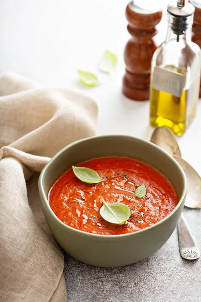 Bazylia zupa pomidorowa — Zdjęcie stockowe