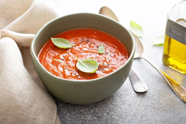 Bazylia zupa pomidorowa — Zdjęcie stockowe