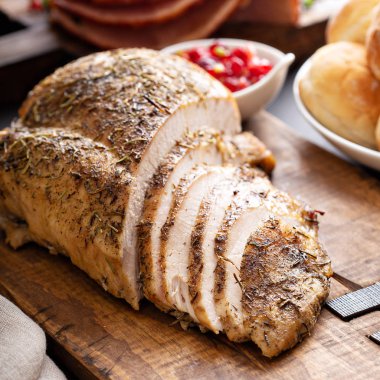 Dilimlenmiş kavrulmuş hindi göğsü