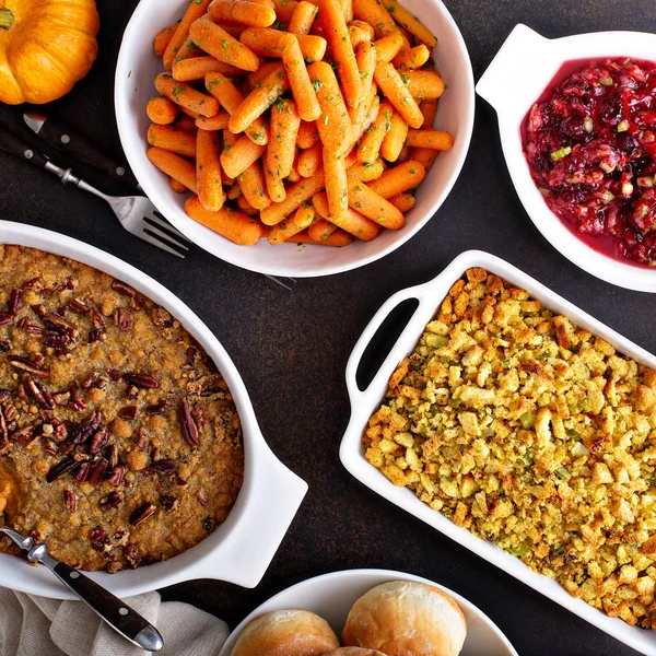 Alle traditionele Thanksgiving bijgerechten — Stockfoto