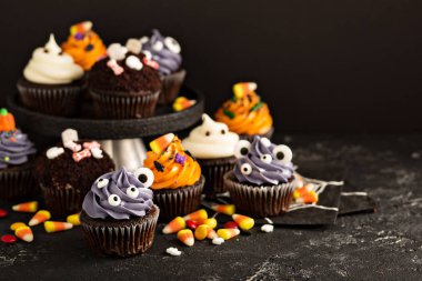 Halloween süslemeleri ile cupcakes