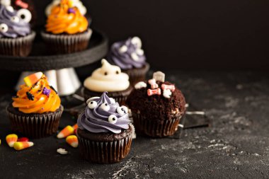 Halloween süslemeleri ile cupcakes