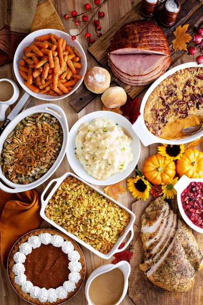 Meja Thanksgiving dengan kalkun dan sisi — Stok Foto