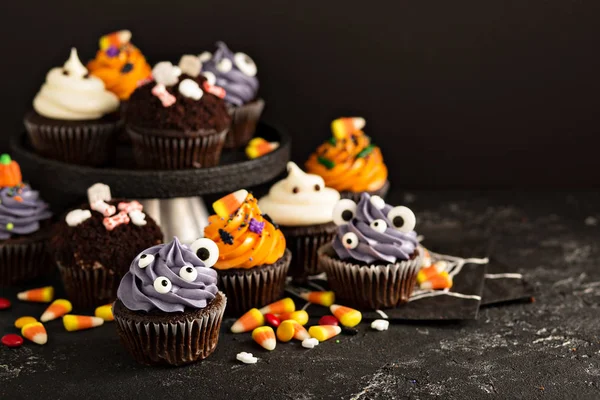 Cupcake di Halloween con decorazioni — Foto Stock