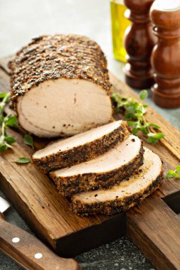 Kavrulmuş domuz loin kuru rub ile