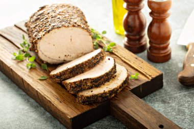 Kavrulmuş domuz loin kuru rub ile