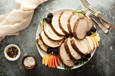 Kavrulmuş domuz loin kuru rub ile