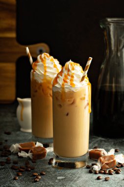 Karamel latte krem şanti ile buzlu