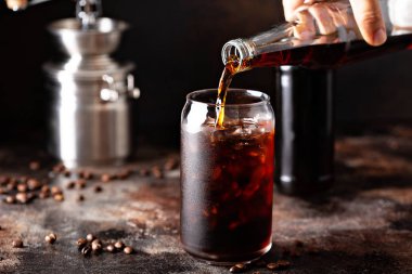 Soğuk bira buzlu kahve cam şişelerde