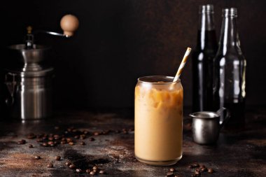 Soğuk bira buzlu kahve cam şişelerde