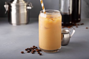 Soğuk bira buzlu kahve cam şişelerde