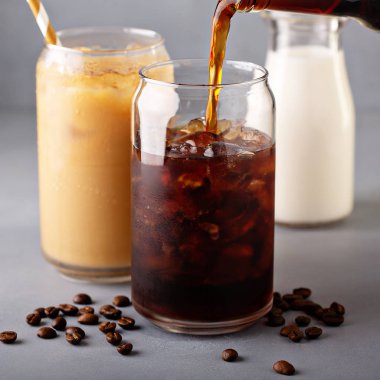 Soğuk bira buzlu kahve cam şişelerde