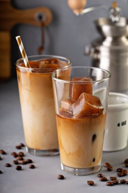 Uzun bardaklarda buzlu kahve