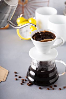 Kahvenin üzerine dökülüyor.