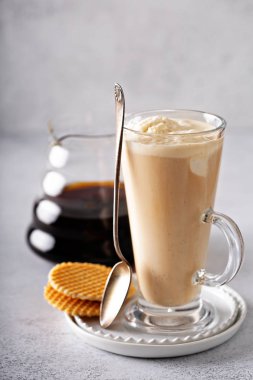 Affogato kahve uzun bardak