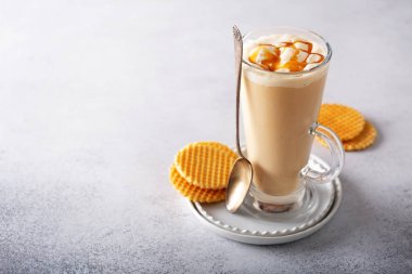 Karamel kahve latte uzun bir bardak