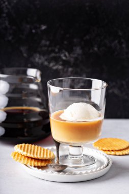 kahve vanilyalı dondurma ile