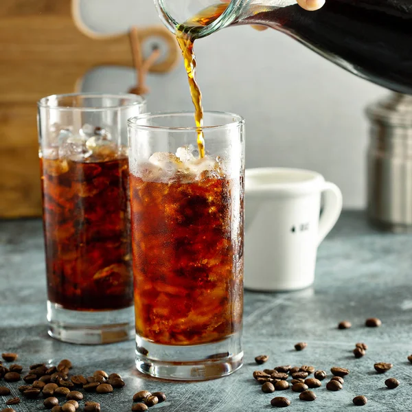 Kalter gebrühter Eiskaffee in hohen Gläsern — Stockfoto