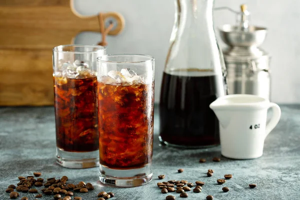 Café glacé infusé à froid dans de grands verres — Photo