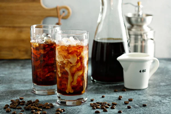 Cafea rece cu gheață în pahare înalte — Fotografie, imagine de stoc