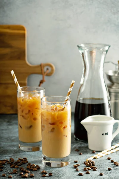 Erfrischend Kalter Eiskaffee Hohen Gläsern Mit Milch Oder Milchkännchen — Stockfoto