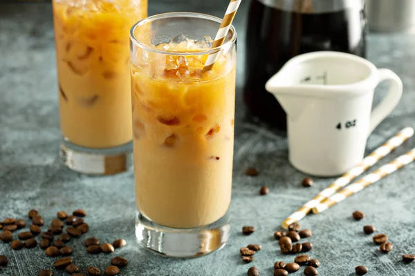 Kalter gebrühter Eiskaffee in hohen Gläsern — Stockfoto