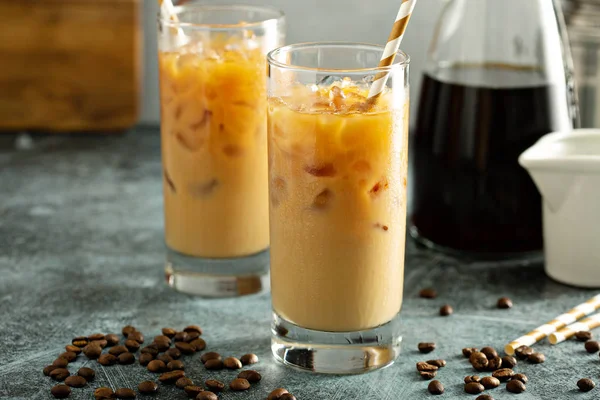 Kalter gebrühter Eiskaffee in hohen Gläsern — Stockfoto