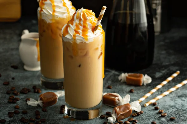 Karamel latte krem şanti ile buzlu