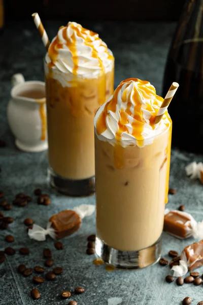Karmel iced latte z bitą śmietaną — Zdjęcie stockowe