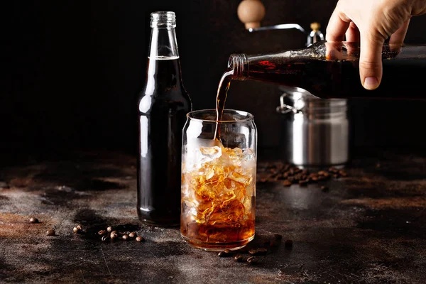 Café glacé infusé à froid dans des bouteilles en verre — Photo