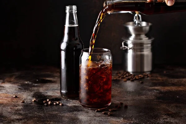 Café glacé infusé à froid dans des bouteilles en verre — Photo