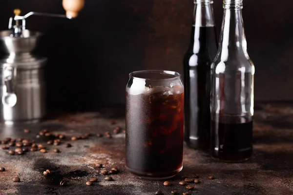 Café glacé infusé à froid dans des bouteilles en verre — Photo