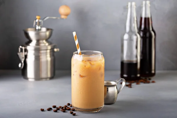 Kall Lapin iskaffe i glasflaskor — Stockfoto
