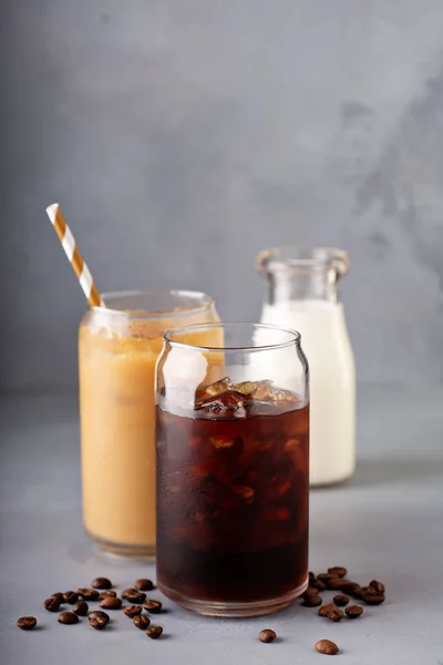 Холодный кофе со льдом в стеклянных бутылках — стоковое фото