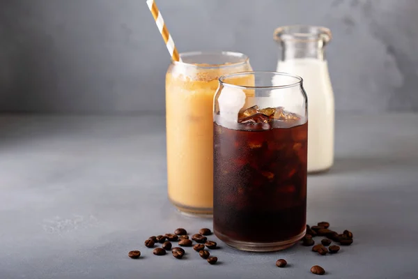 Café glacé infusé à froid dans des bouteilles en verre — Photo