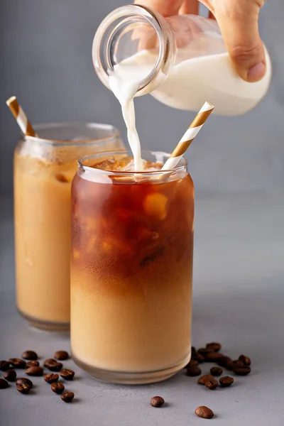 Café frío con hielo en botellas de vidrio — Foto de Stock