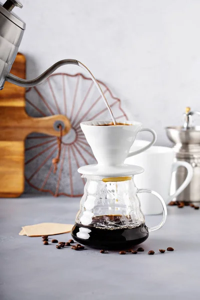 Kaffee übergießen, der zubereitet wird — Stockfoto