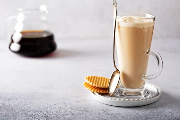 Café com leite de baunilha em um copo alto — Fotografia de Stock