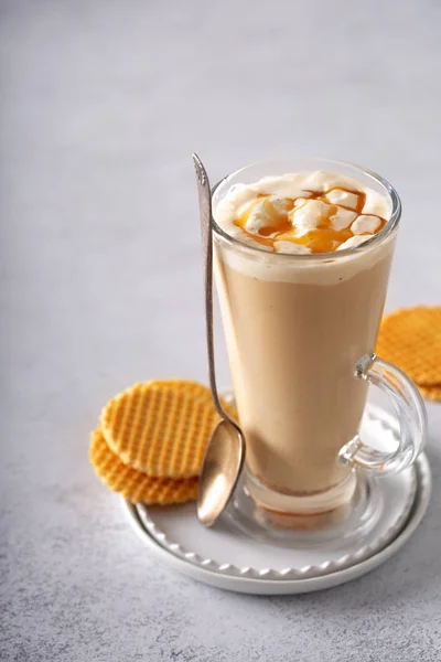 Karamell kaffe latte i ett högt glas — Stockfoto