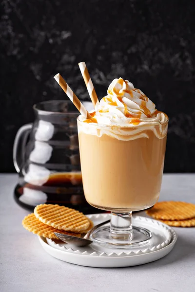 Café con leche de caramelo en un vaso de postre — Foto de Stock